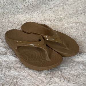 OOFOS Oolala tan flip flops-7